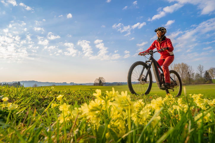 Die besten E-Bikes für Frauen: Nachhaltig, smart und fit zum Weltfrauen-Tag