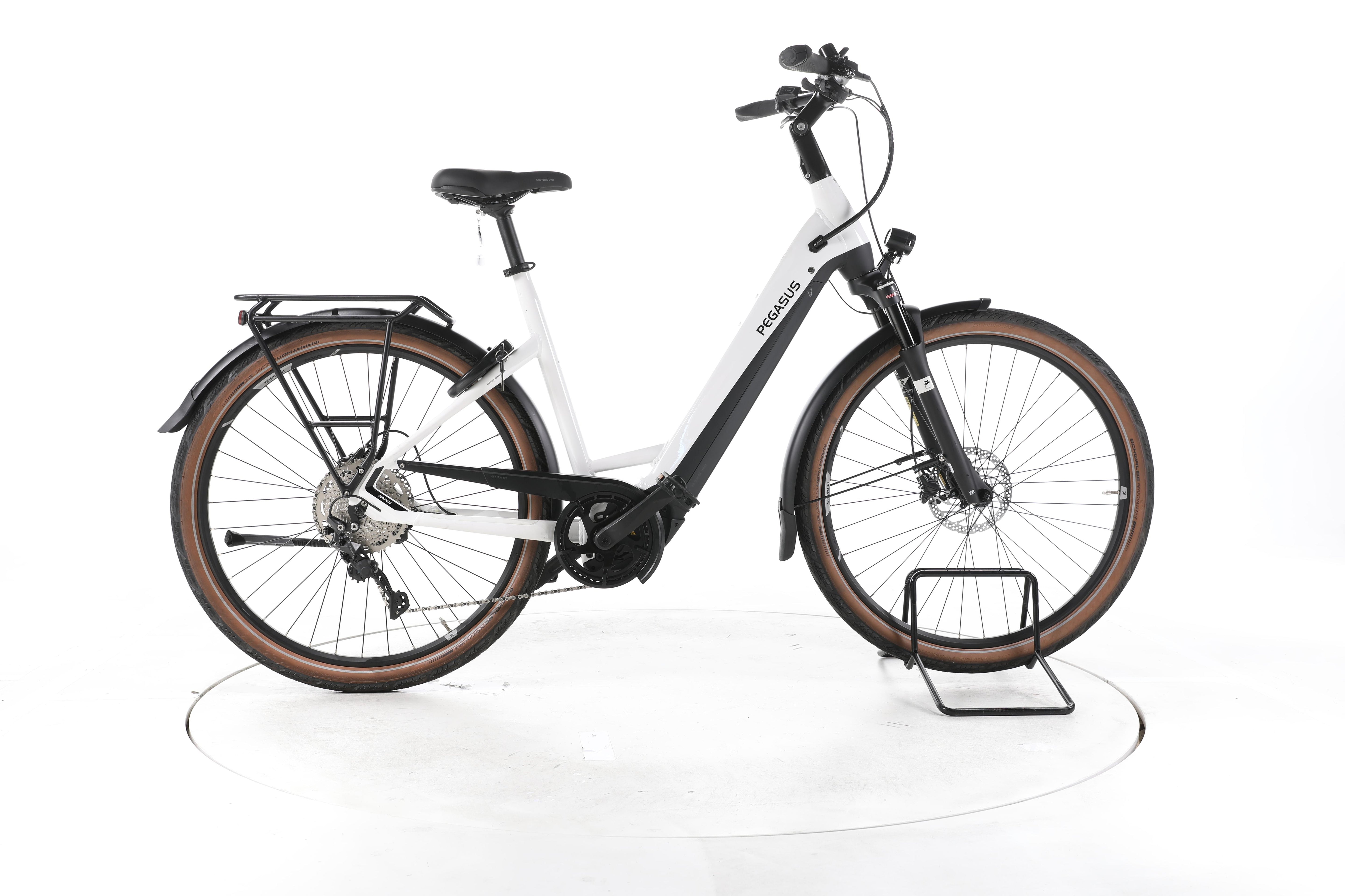 Pegasus Premio EVO Lite Trekking E-Bike Tiefeinsteiger - Image 1